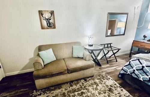 Ahwahnee Apartment | Creature Comforts Suite-Private Hot Tub-Sleeps 2