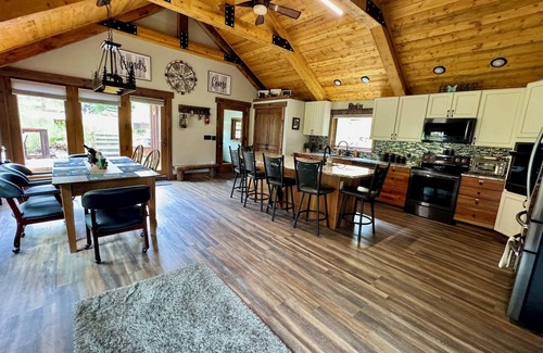 Black Hawk Cabin | Creek & Peak Hideaway
