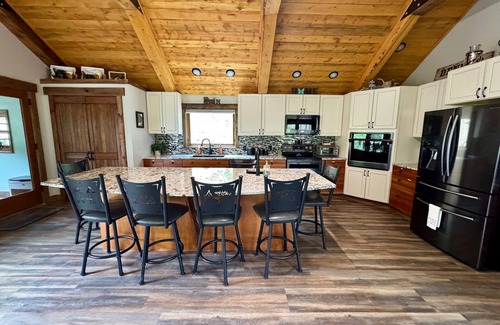 Black Hawk Cabin | Creek & Peak Hideaway