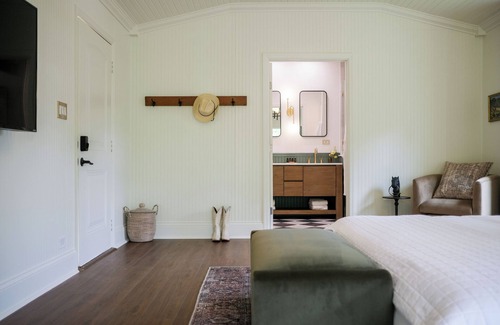 Comfort Hotel | Creek View Premier King