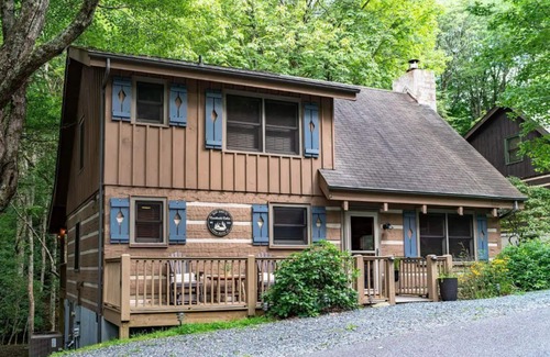 Seven Devils Cabin | Creekside Cabin > 15min to Hiking, Rafting, & the Alpine Coaster > Pet-Friendly