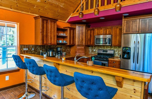Shingletown Cabin | Creekside Cabin. 9mi to Lassen. EV Charging, Pet Friendly!