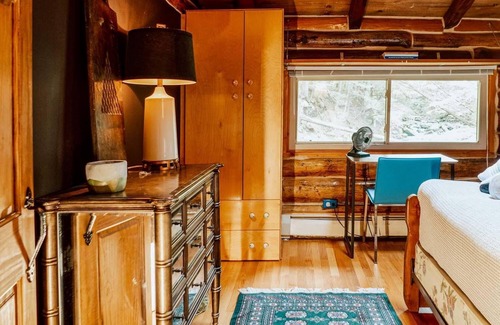 Phoenicia House | Creekside Cabin: Cozy Getaway w/ Firepit