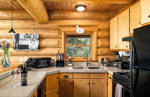 Black Hawk Cabin | Creekside Cabin – Hot Tub, Fire Pit & Wood Stove