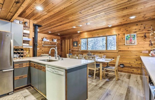Downieville-Lawson-Dumont Cabin | Creekside Cabin: Mountain Views, Fireplace & Sauna