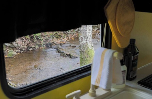 Dailey House | Creekside Camper/Mountain Hiking/National Forest!