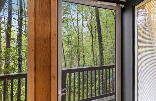 Pine Ridge Apartment | Creekside - Camping Cabin Retreat - RRG, KY