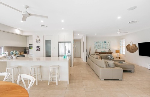 Pottsville House | Creekside Cottage - 3BR Tranquil Beach Home by uHoliday