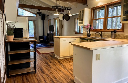 Ellijay House | ⭐️Creekside Firepit l 3.5 Acres l Wood Burning Stove l Dog Friendly