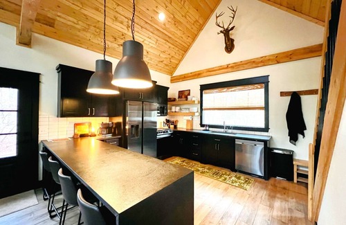 Muse Cabin | Creekside forest hideaway with hot tub near ATV trails