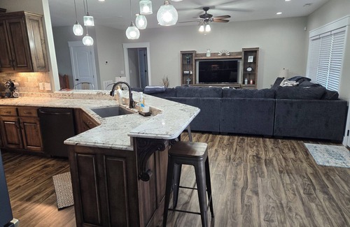 Henagar House | Creekside Manor is you ultimate vacation home to relax with the whole family.