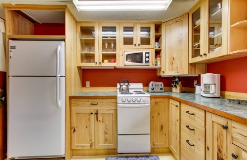 Silver Gate Cabin | Creekside Silver Gate Getaway w/Fireplace!