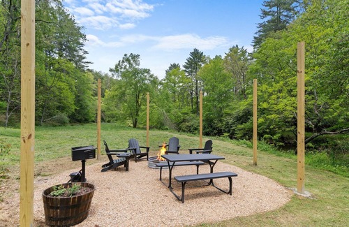 Hillsville Cabin | Creekside vibes - 1 bedroom cozy cabin w/outdoor fire pit + pet friendly!