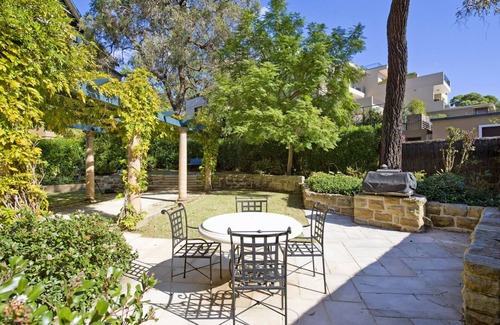 Cremorne Apartment | Cremorne- BEN19 - Ben Boyd Road - Stylish 1-Bed Apartment with Courtyard, Parking Easy City Access