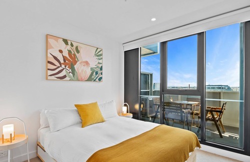 Cremorne Apartment | Cremorne's 2-Bed Jewel - Rooftop Gaze, Gym & Spa