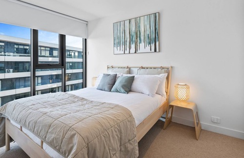 Cremorne Apartment | Cremorne's 2-Bed Jewel - Rooftop Gaze, Gym & Spa