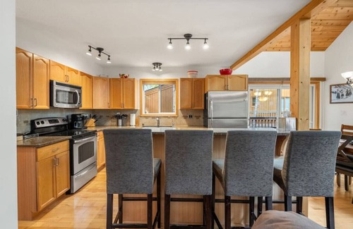 East Kootenay Apartment | Crescent Moon Lodge | A-Frame | Hot Tub | Fire Pit
