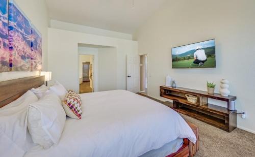 Chandler House | CRESCENT - Stunning Lake View with Pool, BBQ and Sunsets