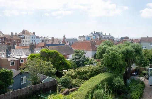 Aldeburgh Cottage | Crespigny House - sleeps 8 guests in 4 bedrooms