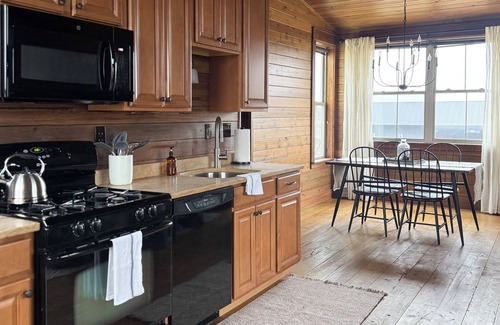 Creston House | Creston Centennial #1-King bed, rustic barn loft w/stairs