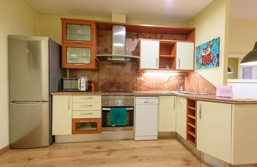 El Poble-sec Apartment | Creu - Ramblas Rentals Chic & Spacious Flat |Pool Table| 15m Ramblas