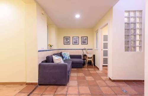 El Poble-sec Apartment | Creu - Ramblas Rentals Chic & Spacious Flat |Pool Table| 15m Ramblas