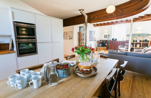 Ty Croes Apartment | Cribinau - a dog that sleeps 8 guests in 4 bedrooms