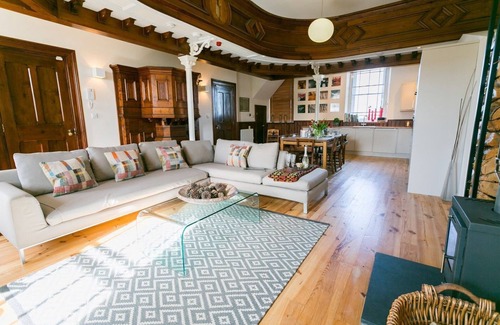 Ty Croes Apartment | Cribinau - a dog that sleeps 8 guests in 4 bedrooms