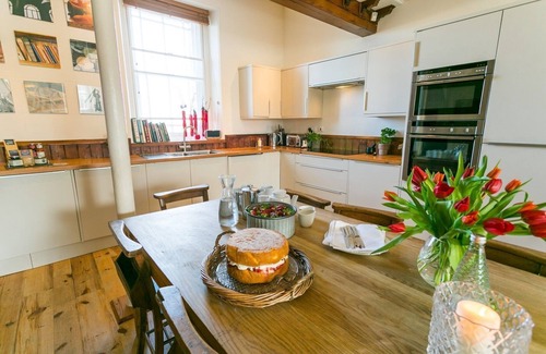 Ty Croes Apartment | Cribinau - a dog that sleeps 8 guests in 4 bedrooms