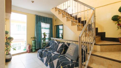 Dasmarinas Hotel | Cristian Jay Dormitory by RedDoorz