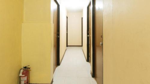 Dasmarinas Hotel | Cristian Jay Dormitory by RedDoorz