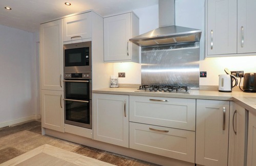 Garn Fadryn House | CRIW NEWYDD, pet friendly, with open fire in Sarn Meyllteyrn