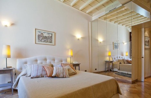 Rione II Trevi Apartment | Crociferi 1 Apartment