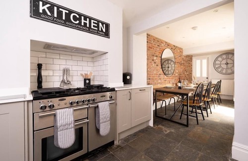 Bude Apartment | Crooklets House is a 6 bedroom house, 150 metres from the beach