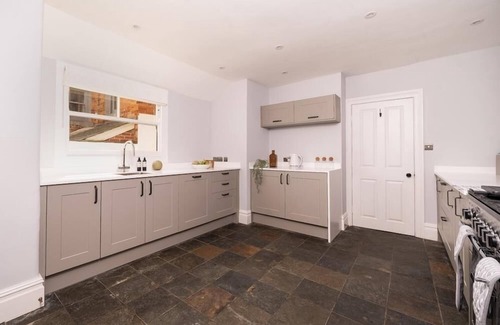 Bude Apartment | Crooklets House is a 6 bedroom house, 150 metres from the beach