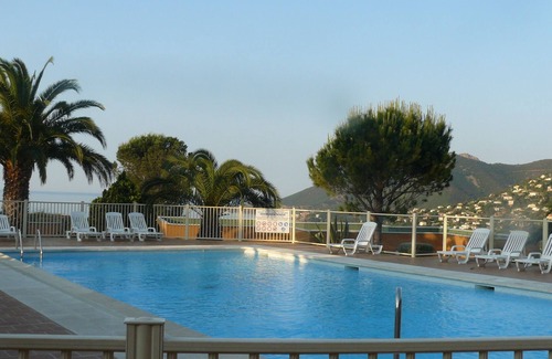 Theoule-Superieur Apartment | Crossed apartment, with covered and closed LOGGIA, closed garden