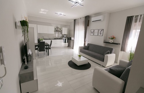 Crotone Apartment | [Croton 5 ⭐ ⭐ ⭐ ⭐ ⭐] Luxury Apartment: Free Parking, Netflix, Wi-Fi