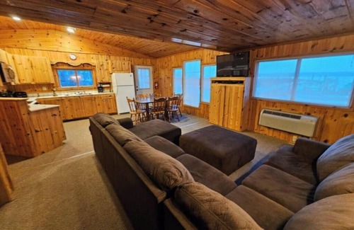 Nevis Cabin | Crow Crest Lodge Resort #8 Waters Edge, Stunning Sunsets, Family Getaway