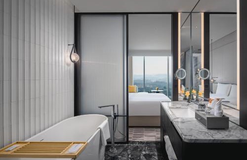 Echeng District Hotel | Crowne Plaza Ezhou by IHG