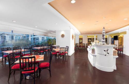 Luohu Hotel | Crowne Plaza Hotel & Suites Landmark Shenzhen by IHG - Nearby Luohu Border, Indoor heated swimming pool, Complimentary Welcome Drink