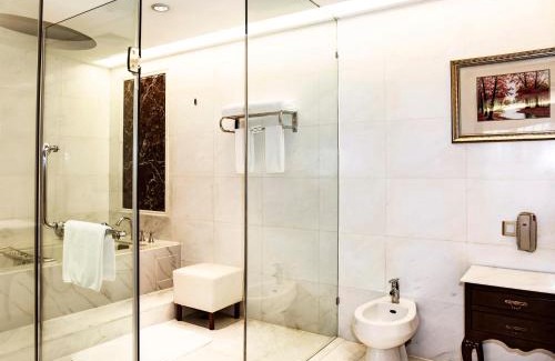 Luohu Hotel | Crowne Plaza Hotel & Suites Landmark Shenzhen by IHG - Nearby Luohu Border, Indoor heated swimming pool, Complimentary Welcome Drink