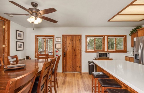 North Wawona House | Cub House- Remodeled cabin INSIDE Yosemite with new hot tub and more!