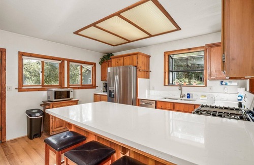 North Wawona House | Cub House- Remodeled cabin INSIDE Yosemite with new hot tub and more!
