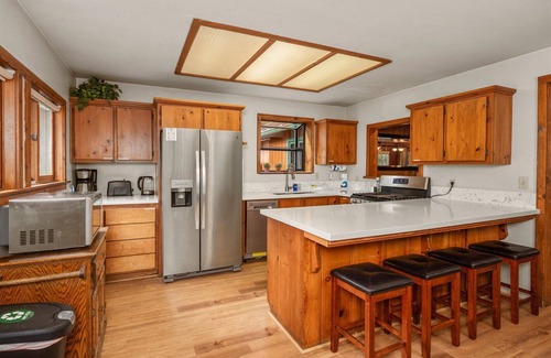North Wawona House | Cub House- Remodeled cabin INSIDE Yosemite with new hot tub and more!