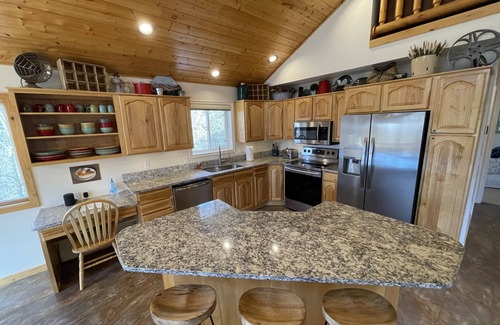 Preston Cabin | Cub River Hideout Cabin for Family Reunions and Mountain Vacations