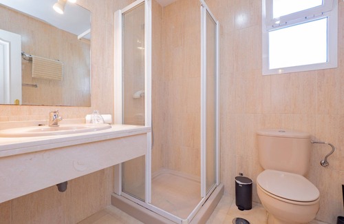 Urbanizacion Pinos Verdes Apartment | Cubo's Carib Playa Apartment in Marbella&Parking / close to beach / air conditioning / free wifi