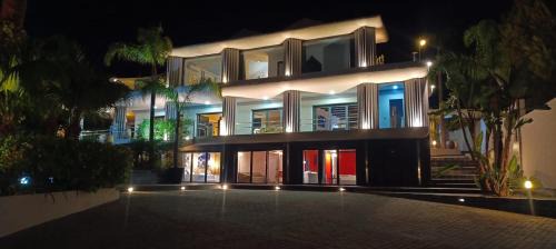 Alhaurin el Grande Villa | Cubo's Villa Le Corbusier