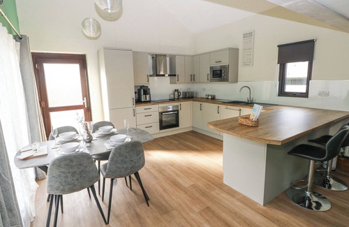 Amroth House | CUDDFAN, with pool in Llanteg