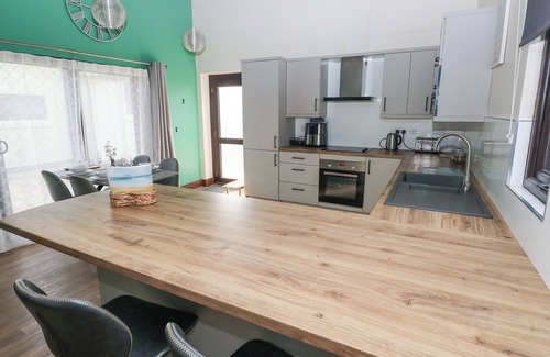 Amroth House | CUDDFAN, with pool in Llanteg