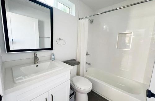 Los Angeles House | Culver Hideaway Private Room with Share Living Space D3